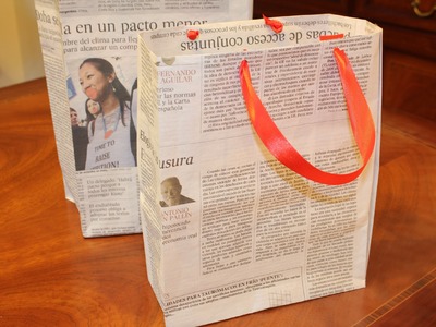 Reciclar periódicos: bolsa de regalo. diy: newspaper gift bag