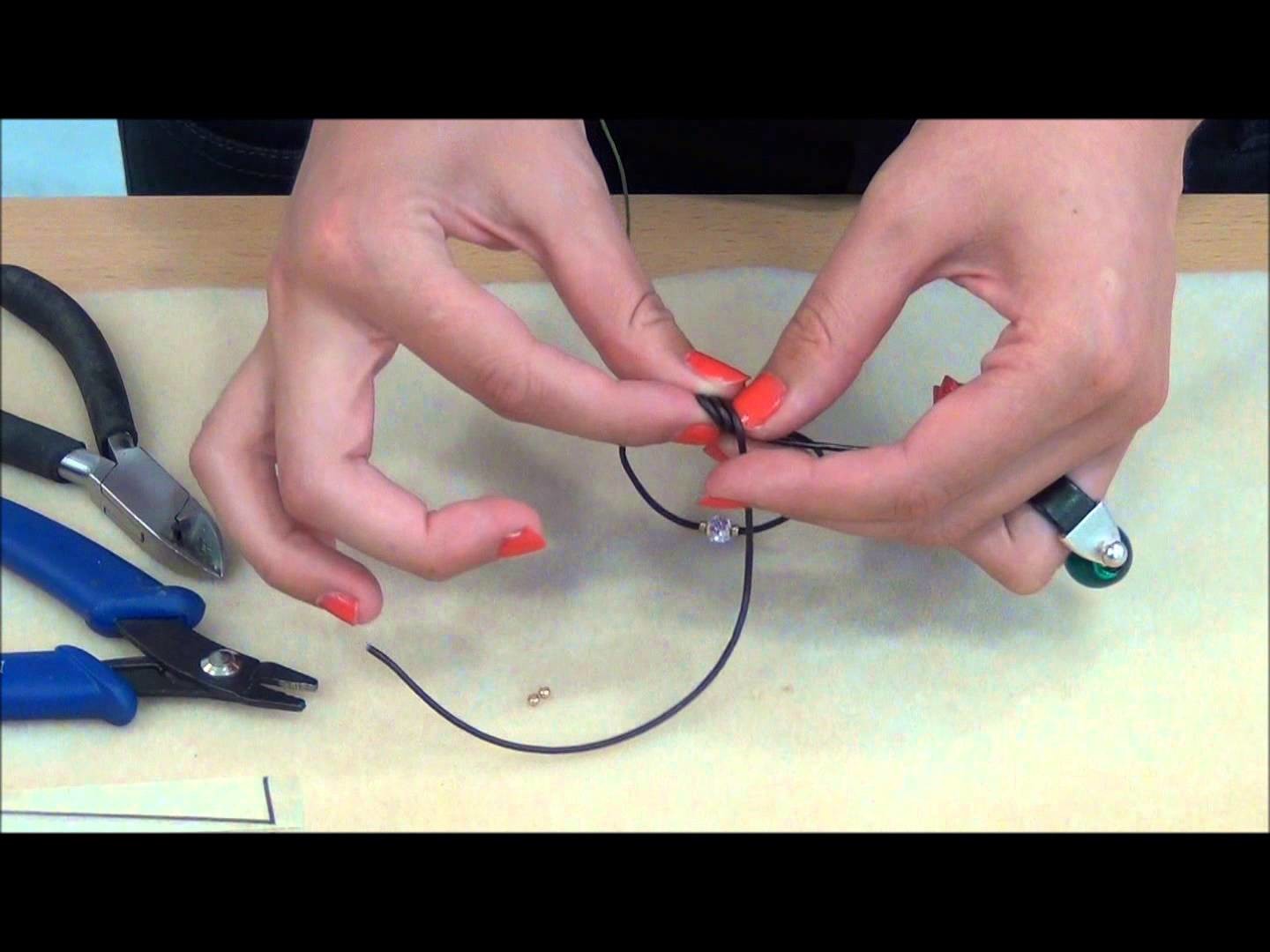TUTORIAL DIY: Como se hace una pulsera de cuero fino con bola de strass de Swarovski