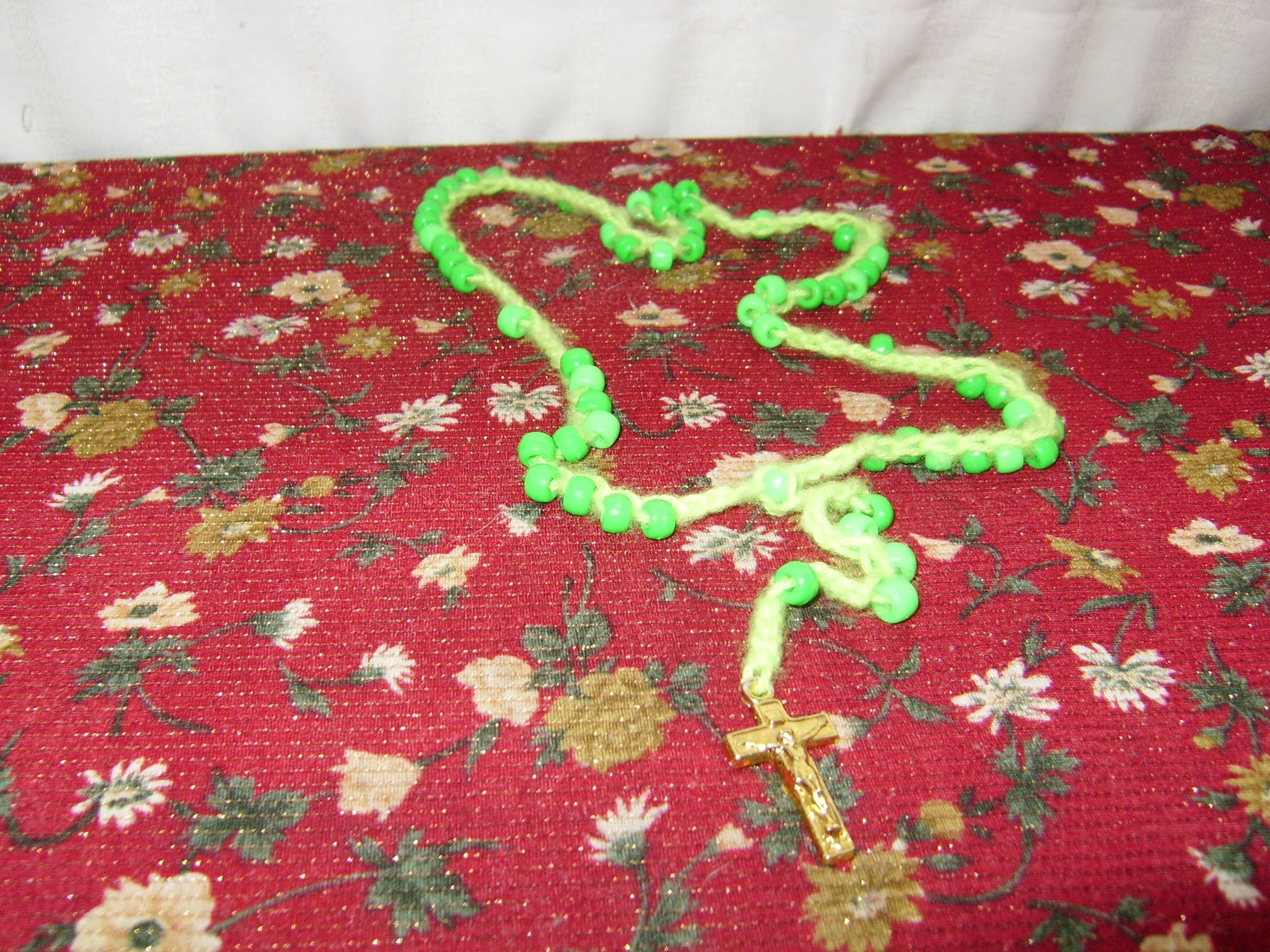 Cómo hacer un rosario tejido con cuentas 1 de 2