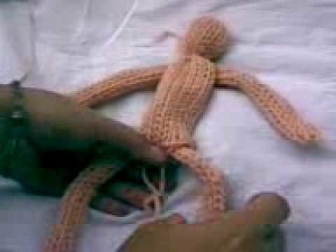 Muñeco hecho con cordones
