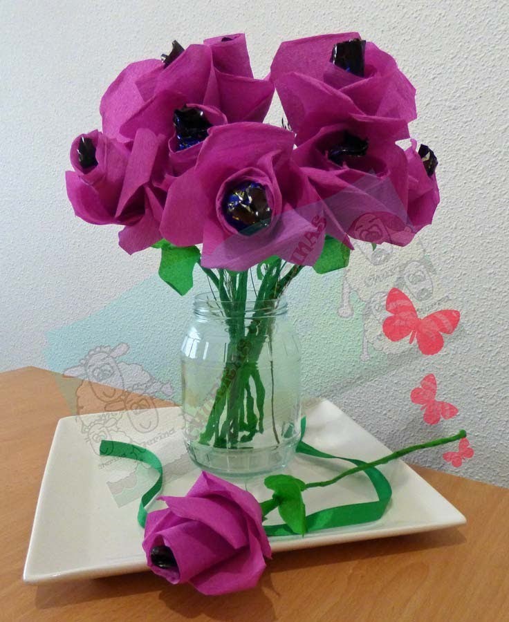Como hacer Flores de papel crepe con corazón de bombón DIY