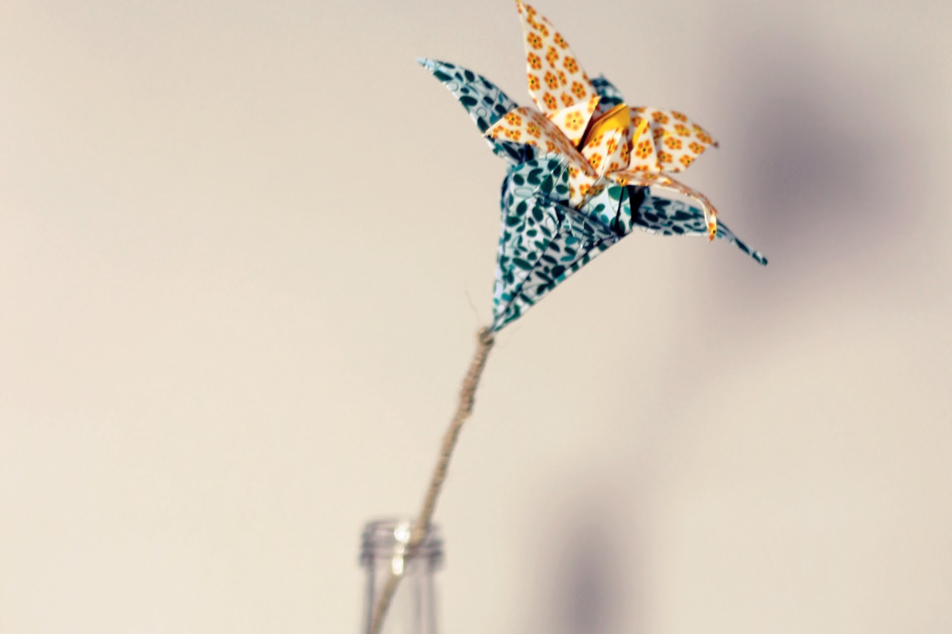 DIY ORIGAMI: How to make a paper flower - Cómo hacer una flor de papel