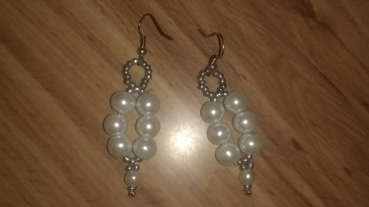 Aretes de perlas blancas muy fácil