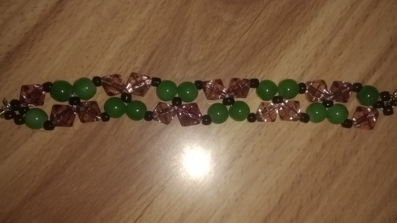 Pulsera de perlas de cristal color verde con rombos