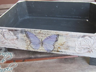 Decoupage, relieve y decapado sobre madera. Reciclar caja de fresas