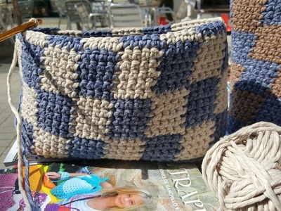 GEMbag ZOE a crochet realizado con 2 colores a la vez.