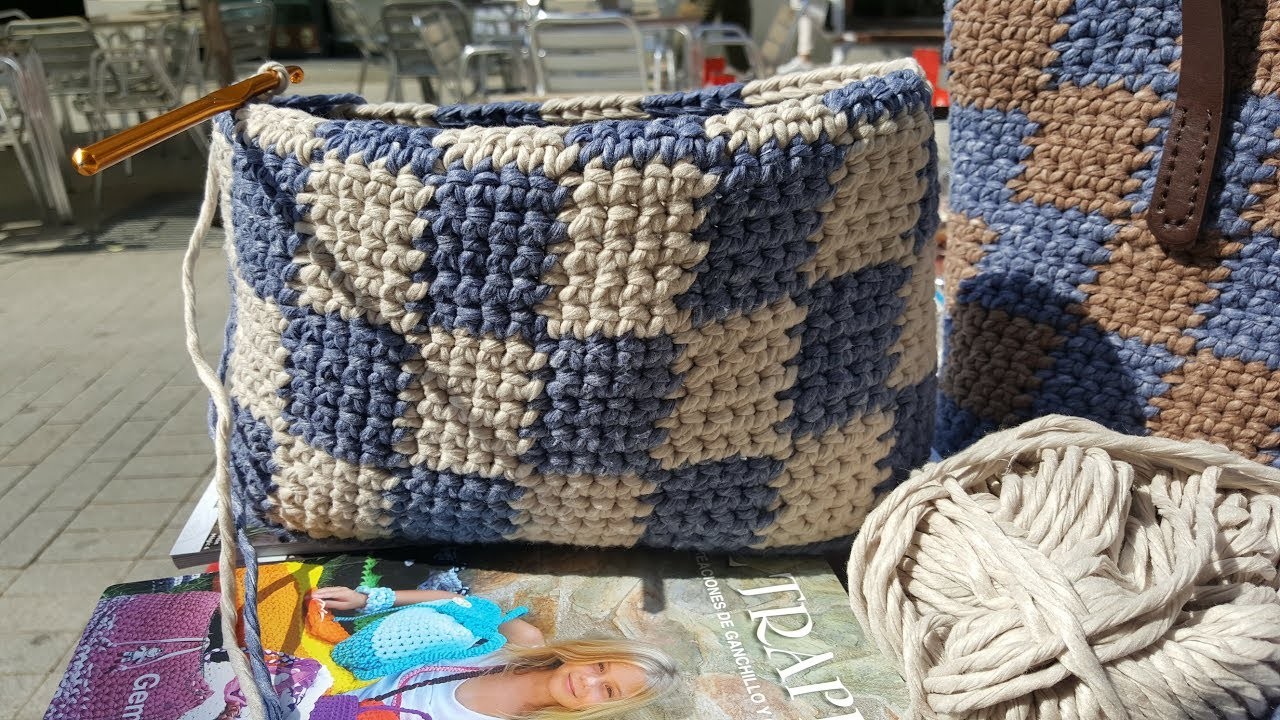 GEMbag ZOE a crochet realizado con 2 colores a la vez.