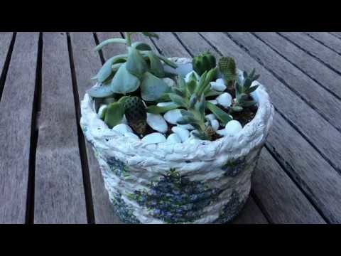 Maceta reciclando cubo de plástico y papel de periódico
