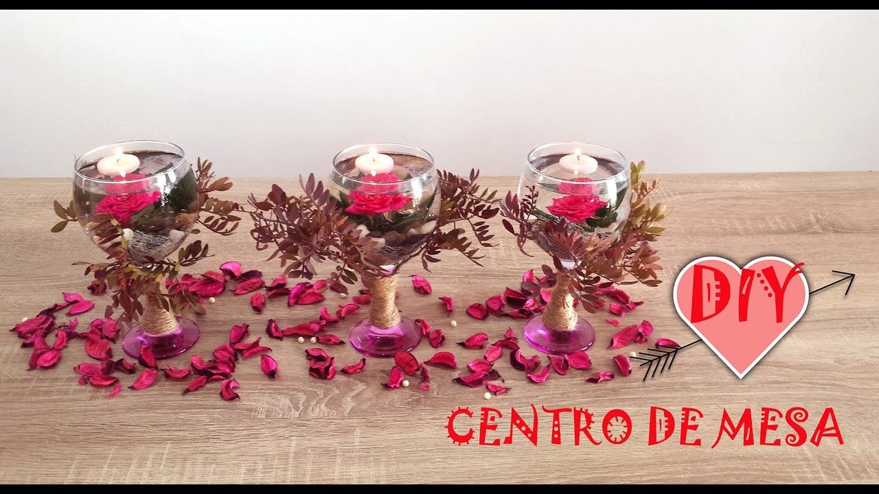 Centros de mesa Copas con flores sumergidas y velas flotantes.cómo hacer centro de mesa navideño