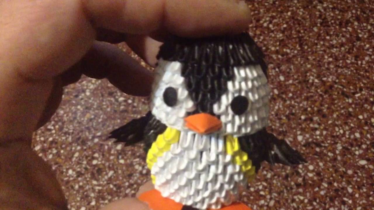 Origami 3D pingüino gordo en miniatura.