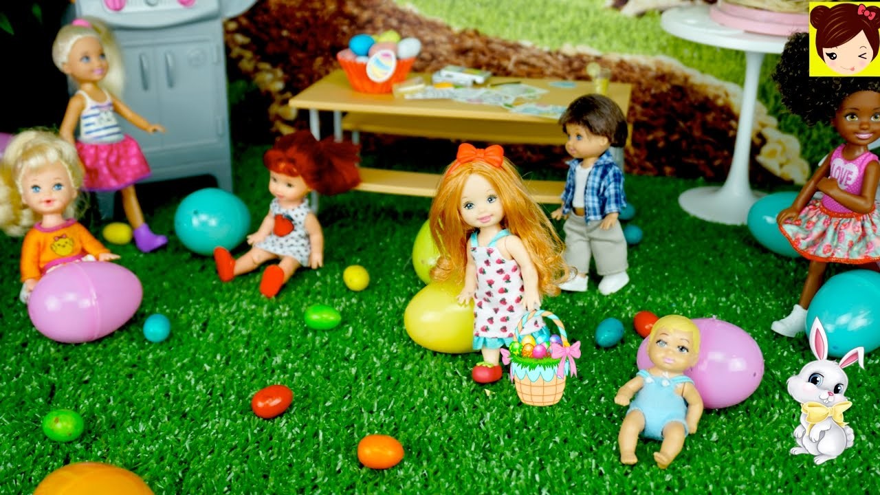 Bebes de Elsa y Anna en Busca de Huevos de Pascua en la Casa de Barbie - Juguetes de Titi