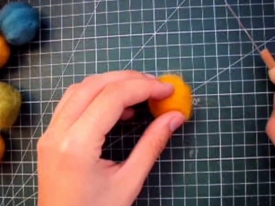 2 maneras de hacer pelotitas de fieltro