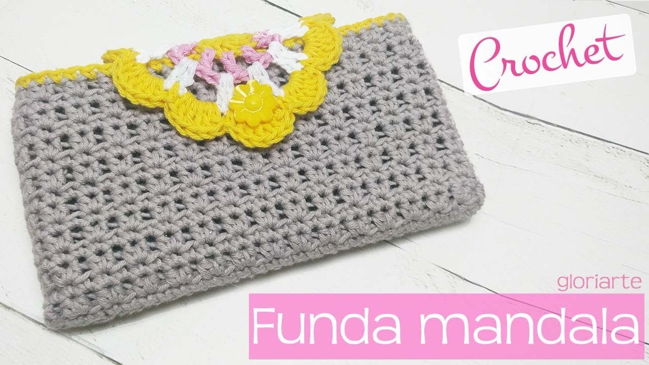Funda para móvil o tablet con mandala de ganchillo. Case for mobile, tablet, with crochet mandala.