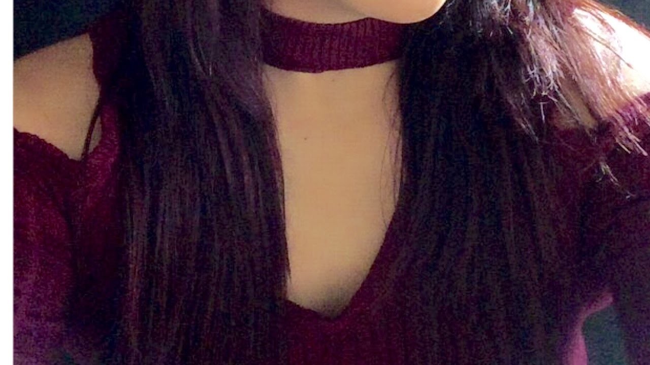 Transforma tus blusas de cuello alto a cuello V y choker