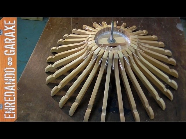 Cómo hacer una lámpara con perchas de madera
