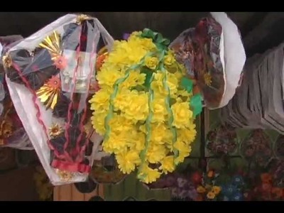 Coronas de flores y tela por el "Día de Todos los Santos"