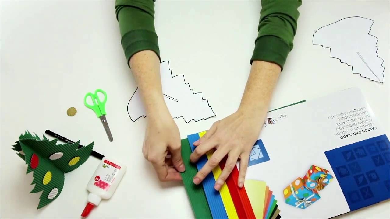 Crea tu árbol de Navidad con Material Escolar