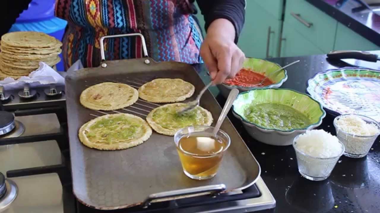 Deliciosas picaditas con salsa verde y roja - La receta de la abuelita