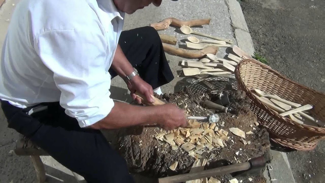 Quintana del Monte.Cesio haciendo una cuchara de madera.2013