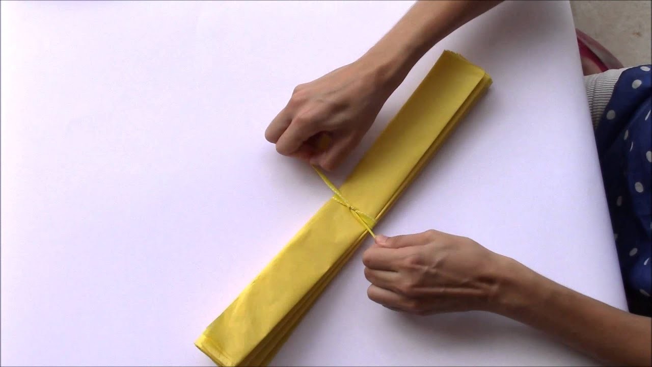 Cómo hacer pompones con papel de seda