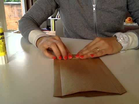 Como hacer bolsas en papel (para sorpresas de cumpleaños o para envolver regalos)