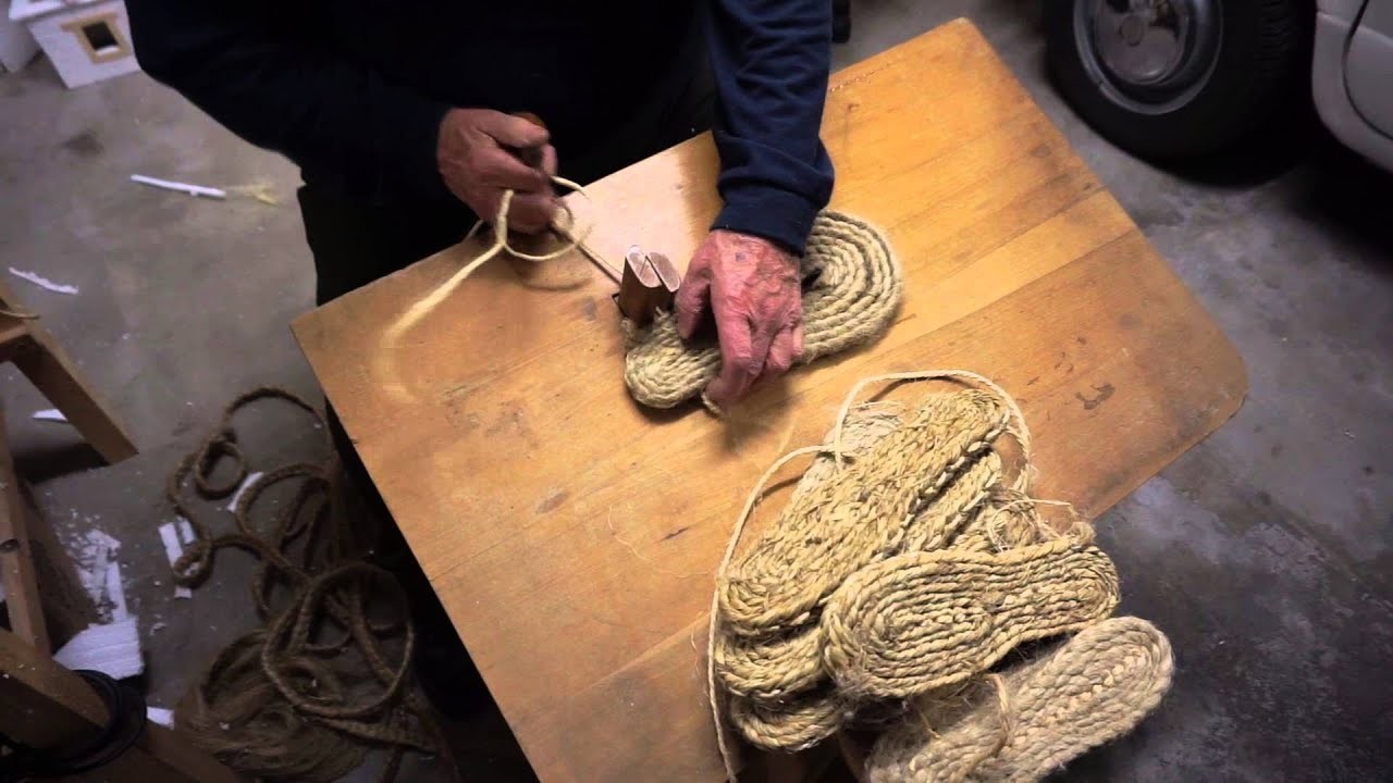 Proceso de elaboración de una alpargata artesanal.
