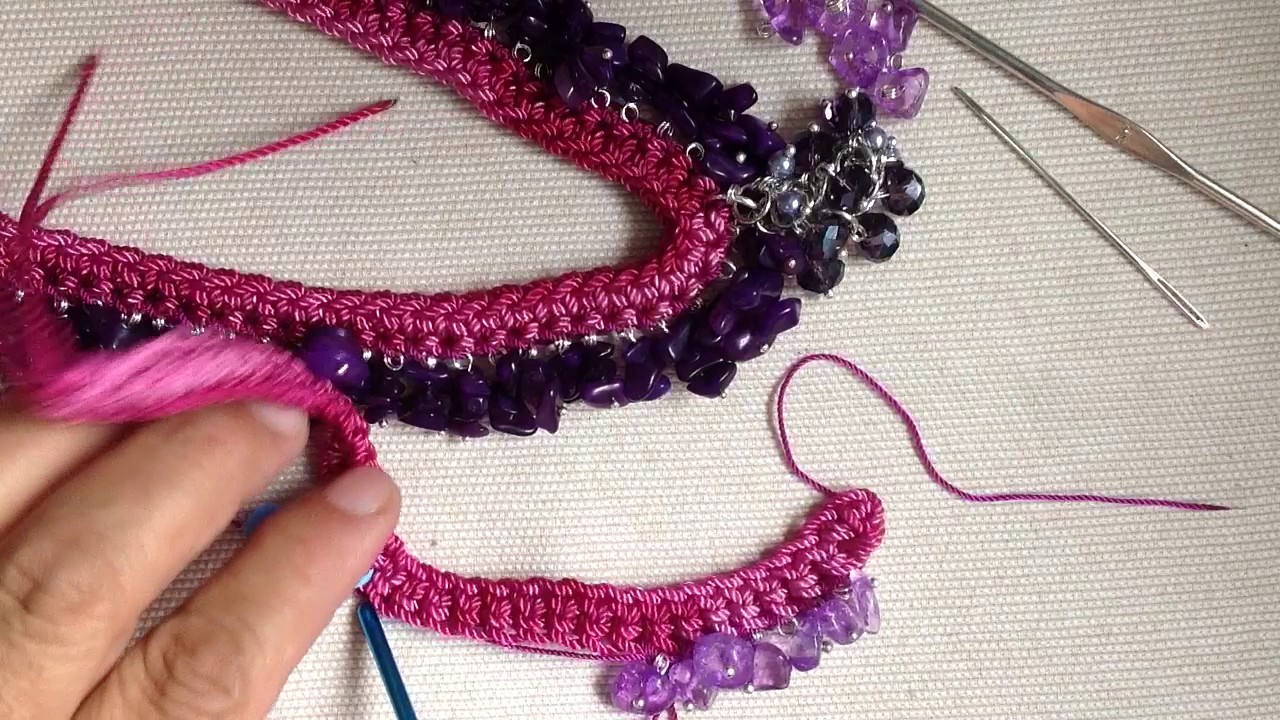 COLLAR CROCHET CON CUARZOS Y RACIMO DE CUENTAS