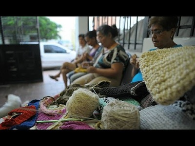 Mujeres víctimas de la violencia intrafamiliar se superan con el tejido