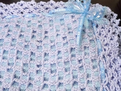 Hermosa cobija tejida a crochet decorada con listón