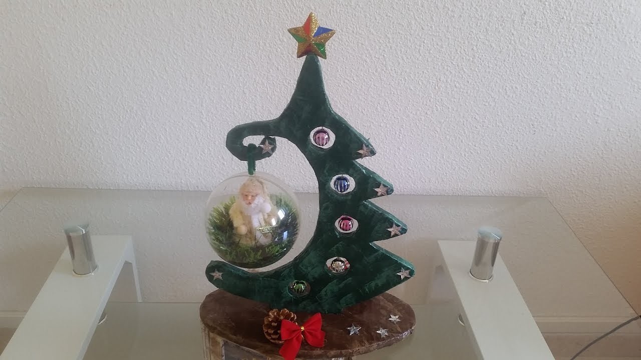 Como hacer un árbol de navidad con cartón y material reciclado y esfera navideña