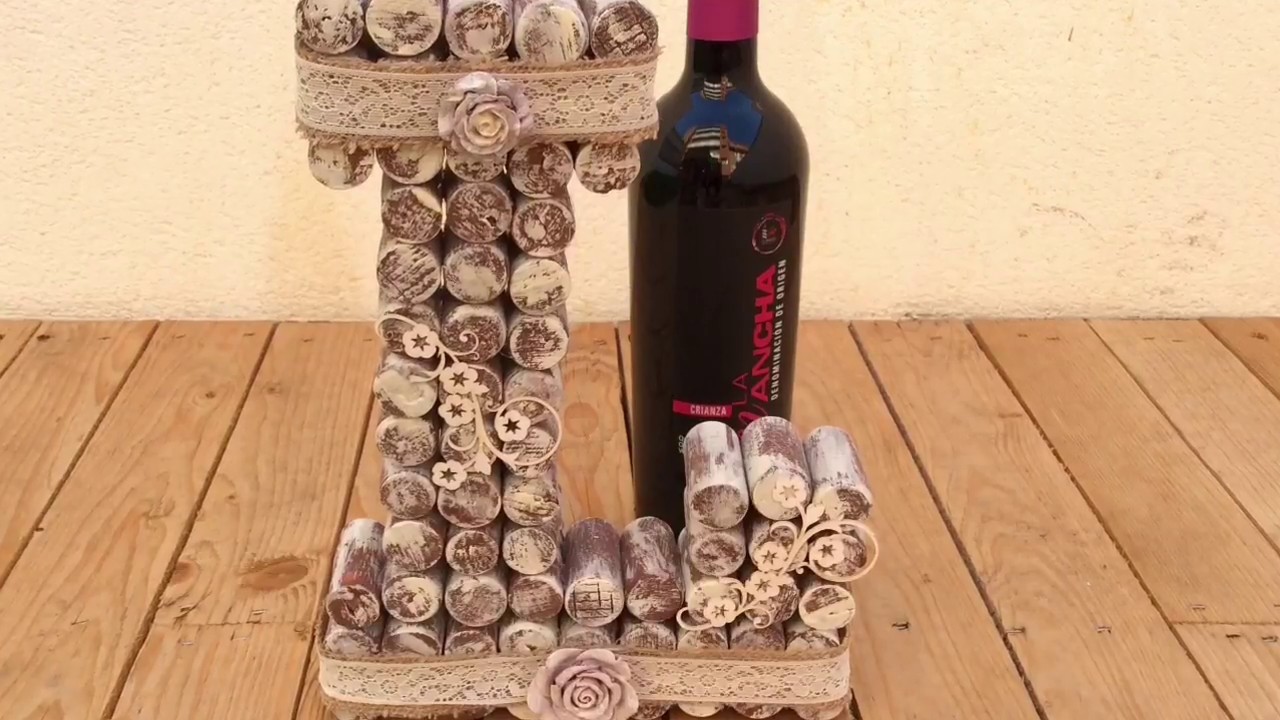 Letra hecha con corchos de vino - D.O. La Mancha