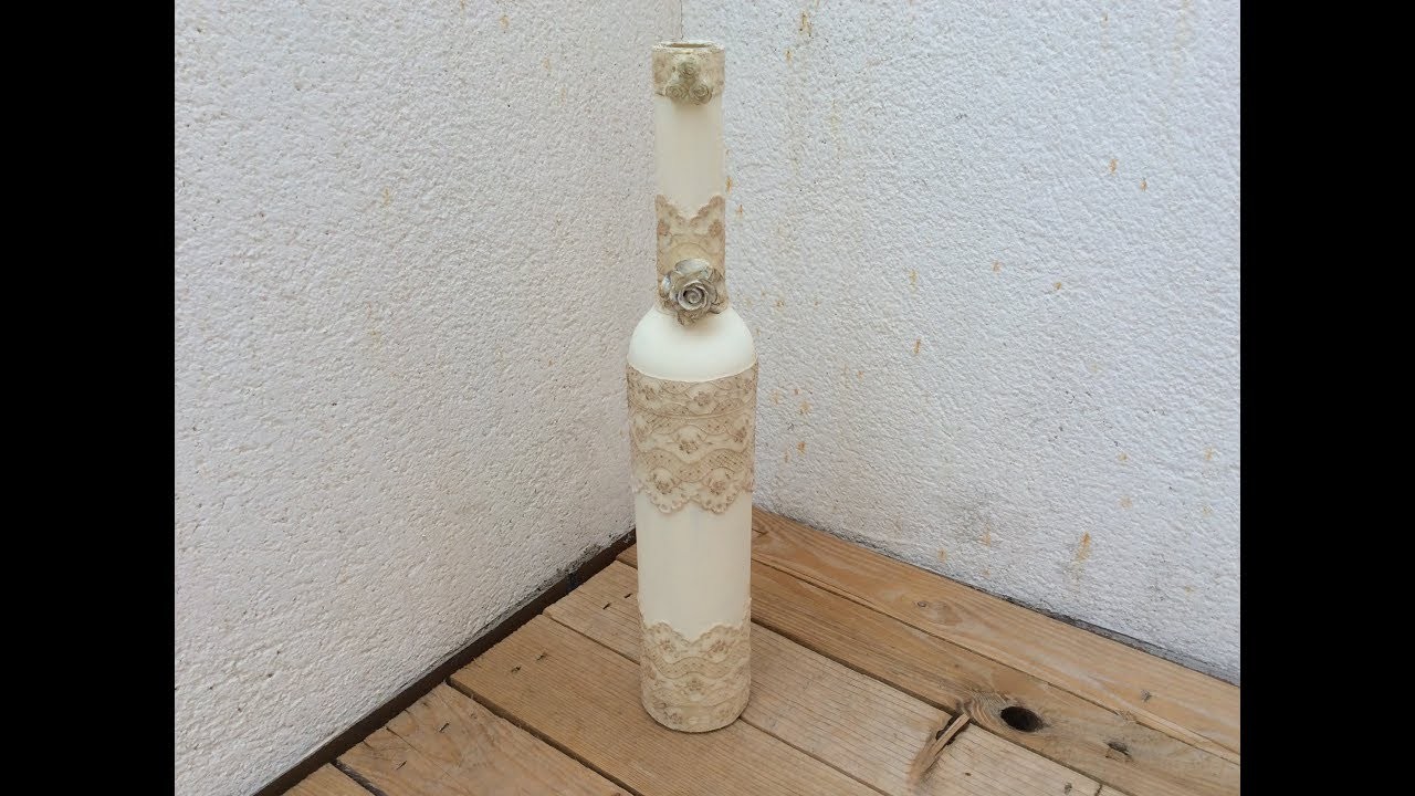 Botella vintage decorada con encaje