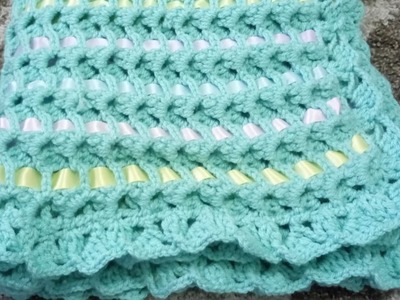 Cobija tejida a crochet con relieves y listón
