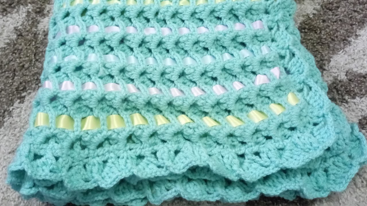 Cobija tejida a crochet con relieves y listón