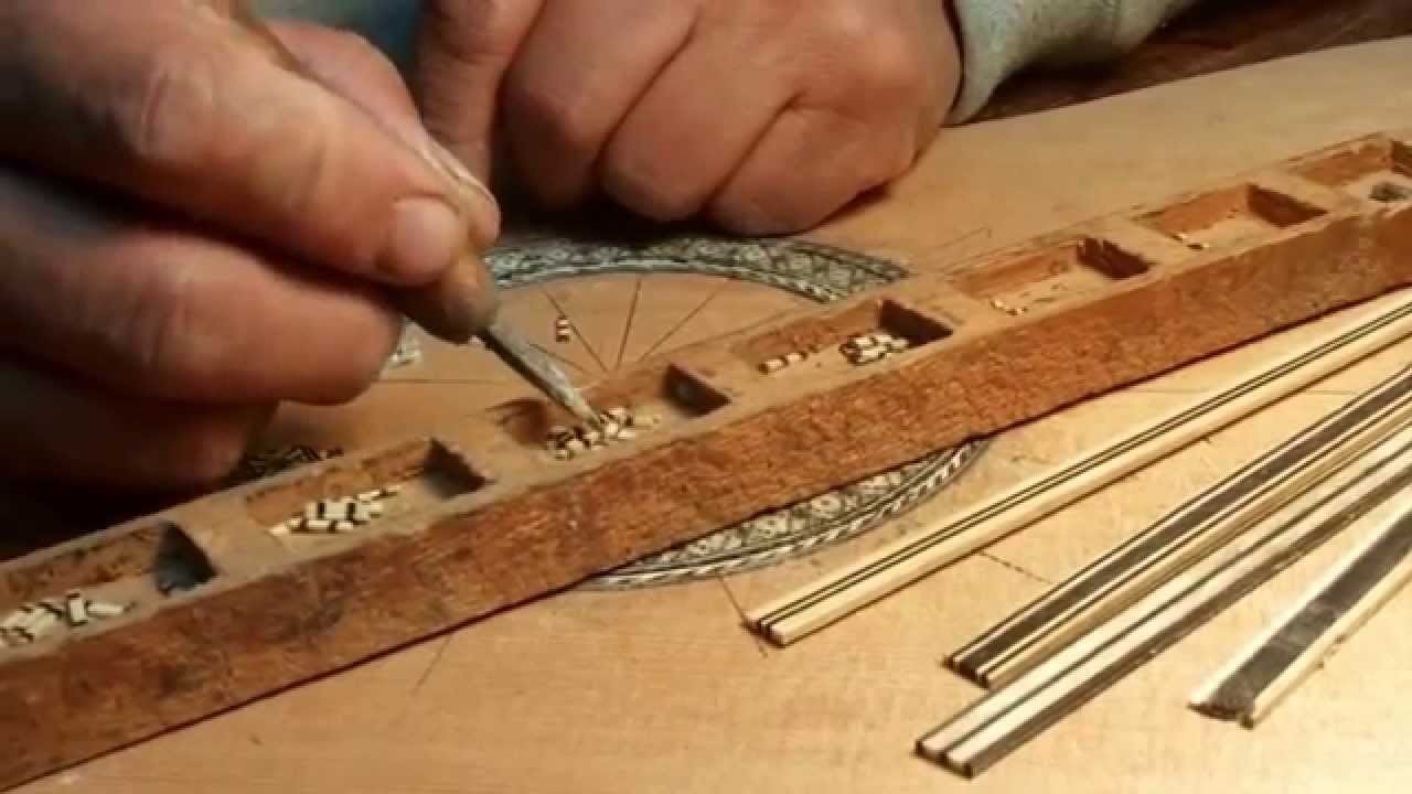 Elaboración artesanal de una roseta por el Luthier ecuatoriano LUIS UYAGUARI