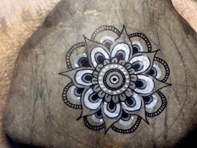 Mandala dibujado en piedra con marcadores indelebles (high speed)