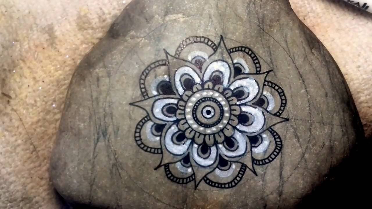 Mandala dibujado en piedra con marcadores indelebles (high speed)