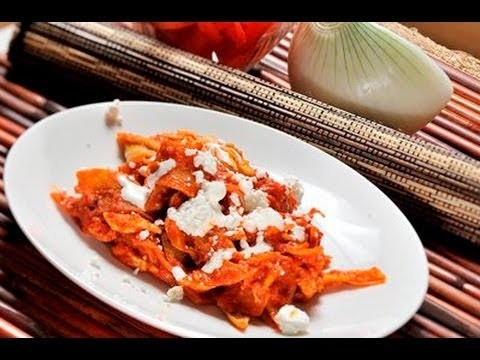 Chilaquiles rojos con pollo - Red Chilaquiles with Chicken