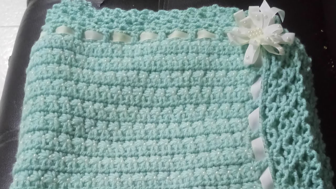 Cobija para bebé tejida a crochet decorada con perlas