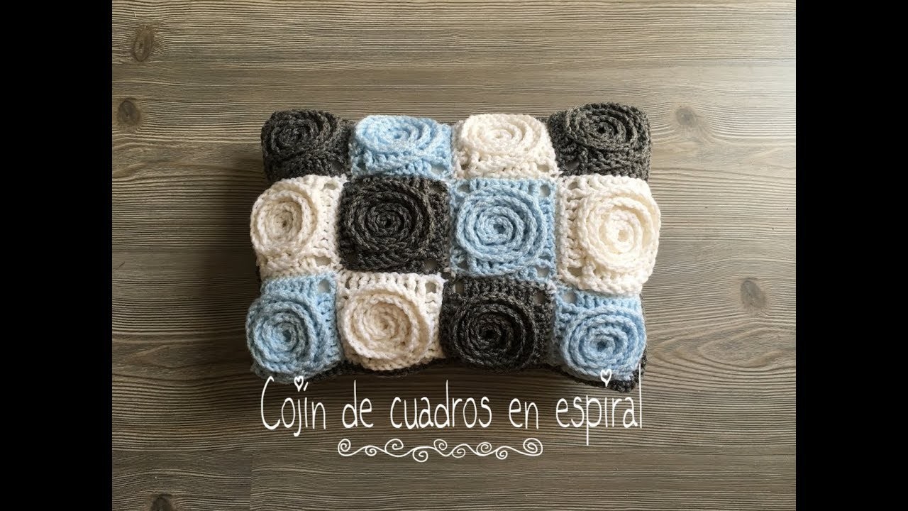 Cojin a crochet con granny en espiral