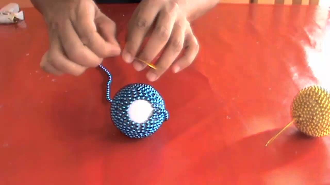 Bola de navidad con cadena de perlas- Christmas ball made with pearl chain