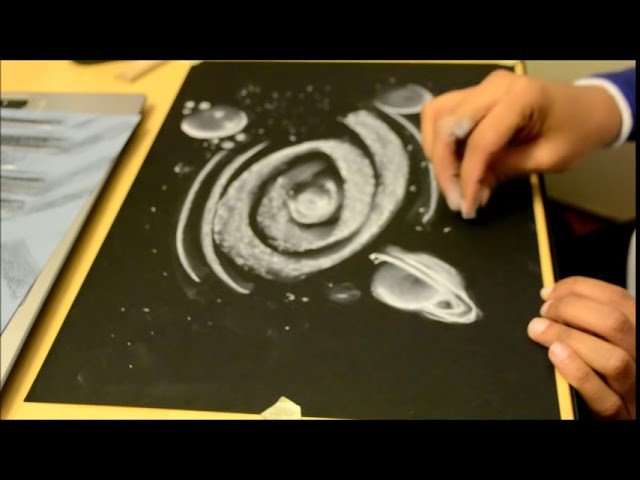 Dibujando con Tiza Blanca y  Papel Negro  Universo y sus Planetas