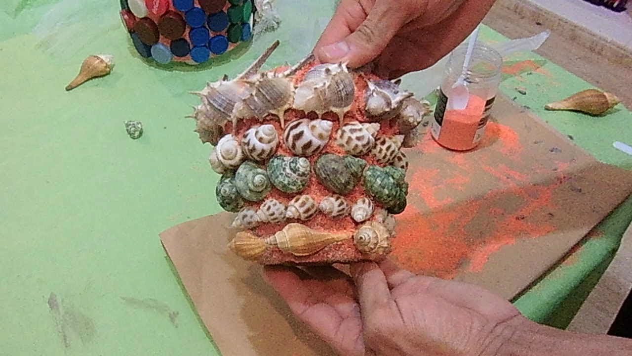 Adornar una maceta con caracolas marinas