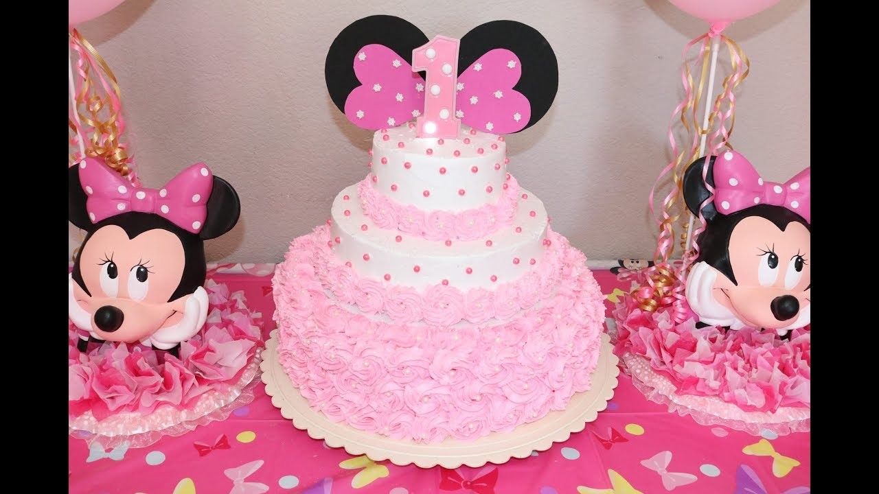 Montando decorando pastel de Minnie Mouse