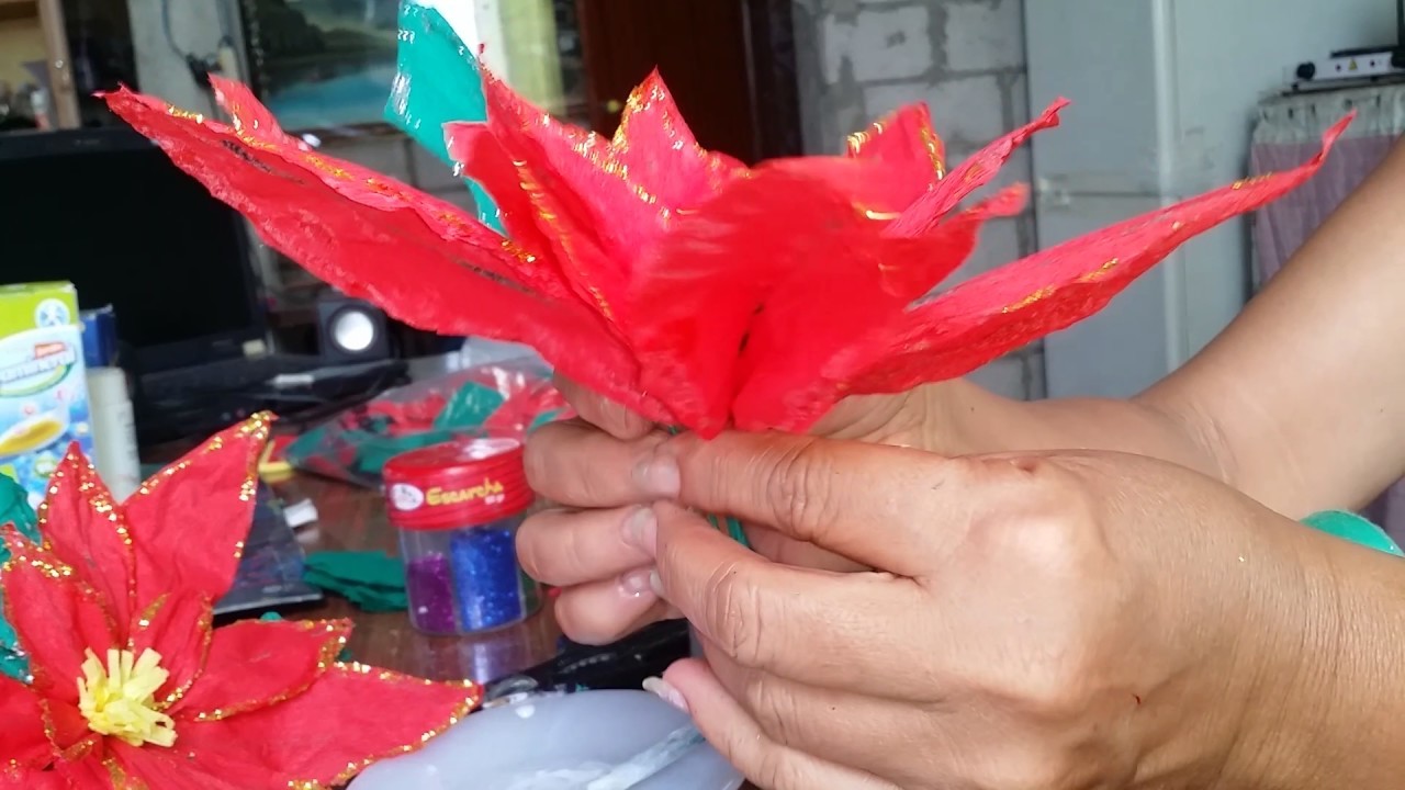 Como hacer flores navideñas en papel crepe ( parte 2 )