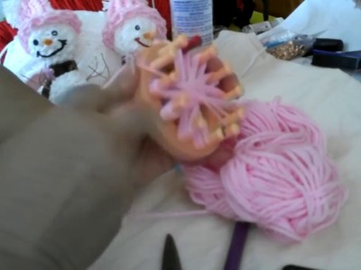 Como hacer una flor en telar redondo.How to make a flower with a knitting loom