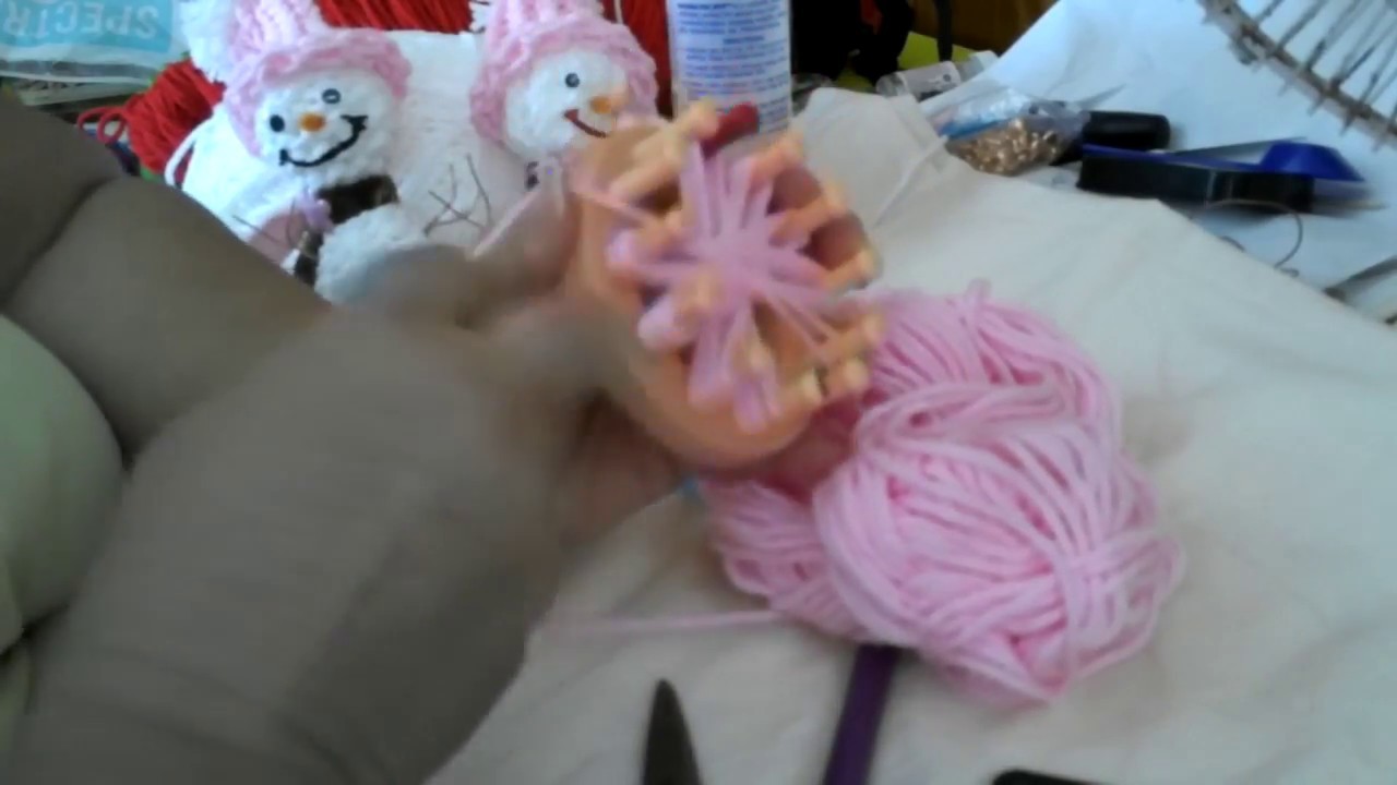 Como hacer una flor en telar redondo.How to make a flower with a knitting loom