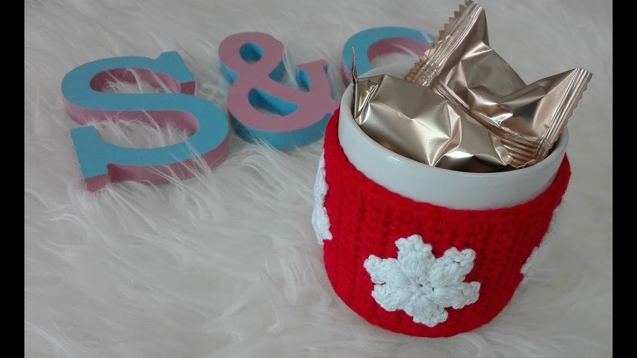 Funda para taza con decoración navideña en crochet