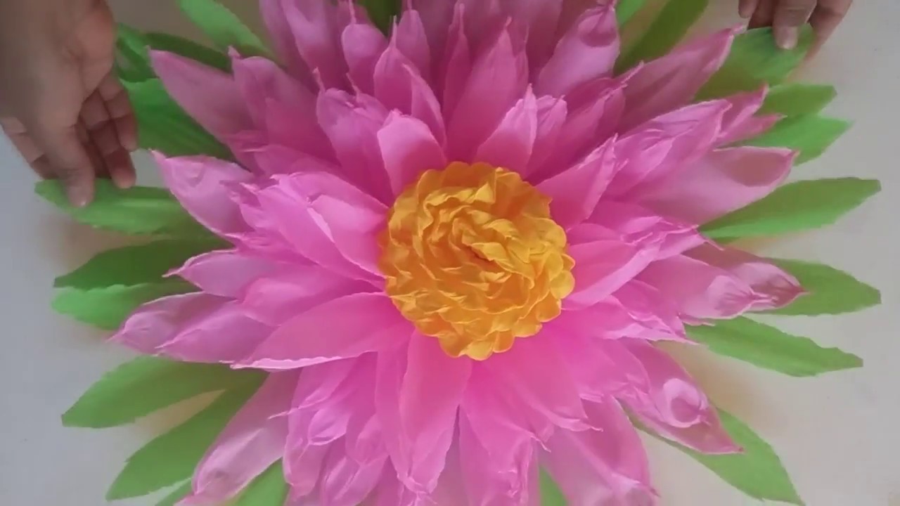 Flor "Margarita"  color rosa en papel crepe