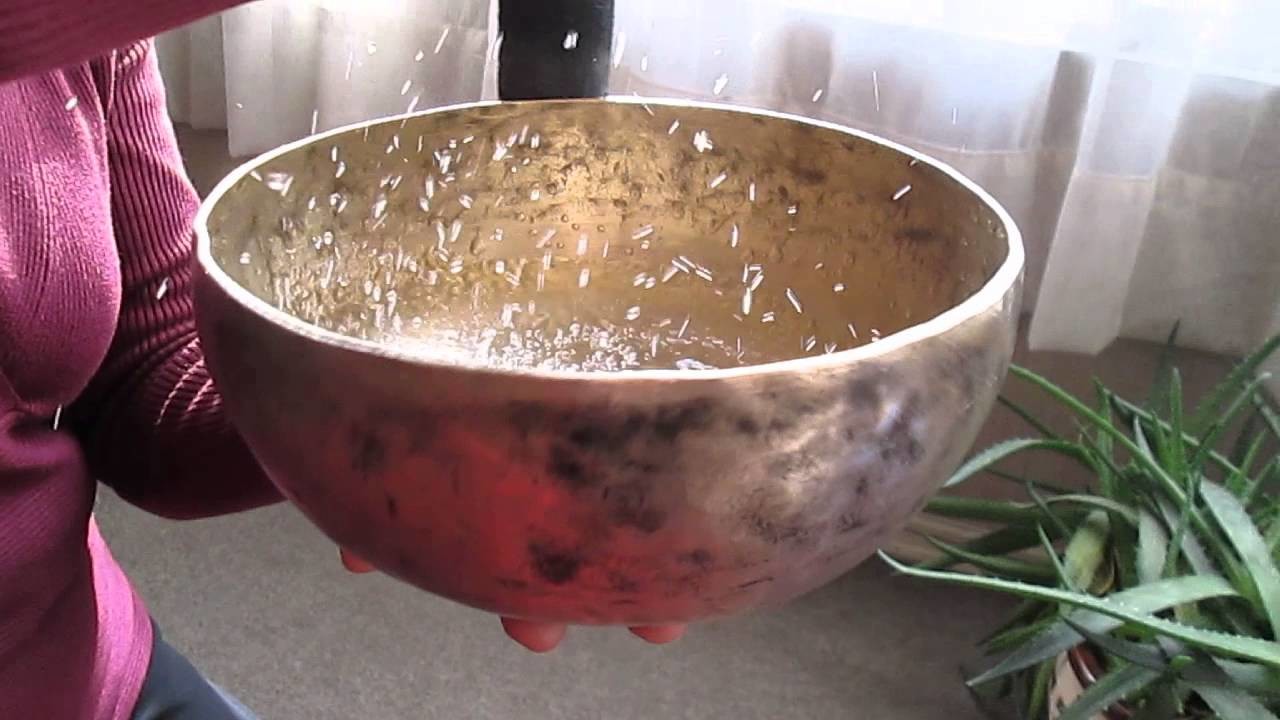 Cuencos tibetanos transforman el agua